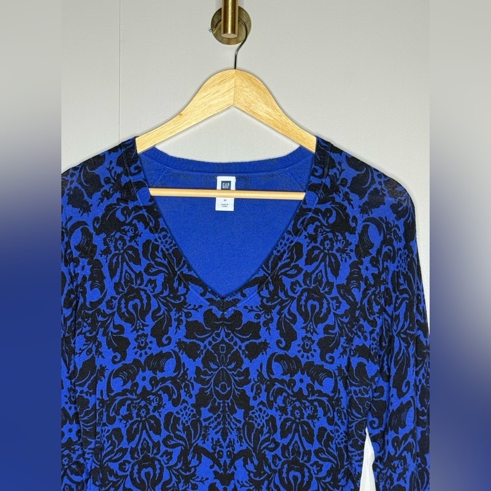 GAP Blue Black Damask V Neck Long Sleeve‎ Knit Top Medium - Picture 3 of 7
